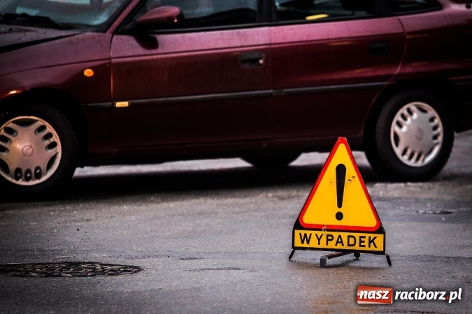 Zdjęcie w galerii na portalu naszraciborz.pl: Zderzenie opla i fiata przy szkole w Brzeziu  wiadomości z regionu