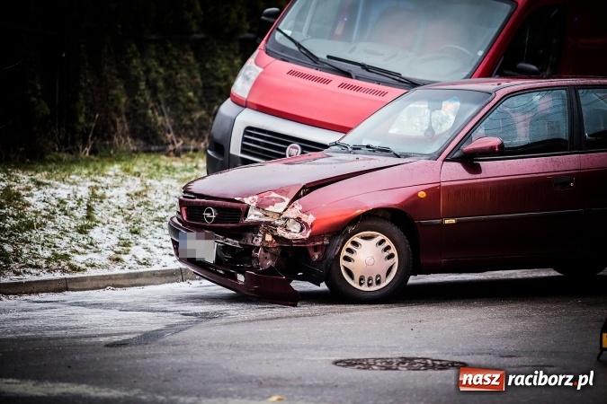 Zdjęcie w galerii na portalu naszraciborz.pl: Zderzenie opla i fiata przy szkole w Brzeziu  wiadomości z regionu