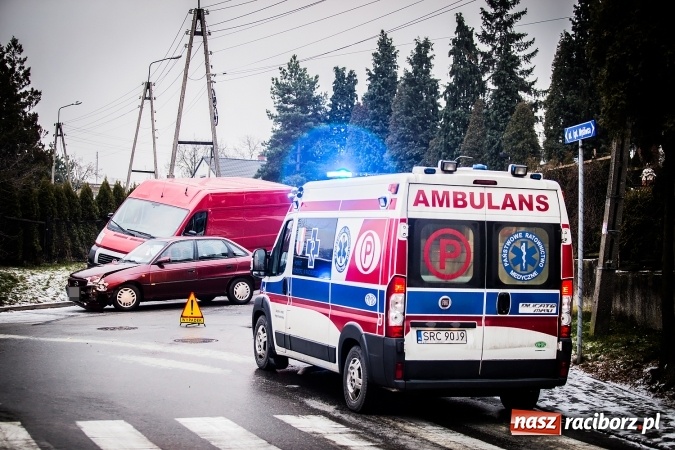 Zdjęcie w galerii na portalu naszraciborz.pl: Zderzenie opla i fiata przy szkole w Brzeziu  wiadomości z regionu
