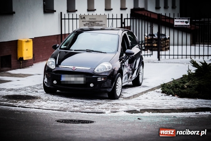 Zdjęcie w galerii na portalu naszraciborz.pl: Zderzenie opla i fiata przy szkole w Brzeziu  wiadomości z regionu