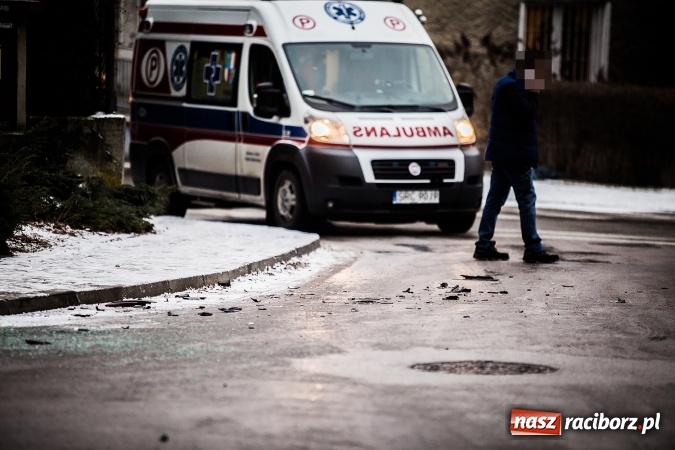 Zdjęcie w galerii na portalu naszraciborz.pl: Zderzenie opla i fiata przy szkole w Brzeziu  wiadomości z regionu