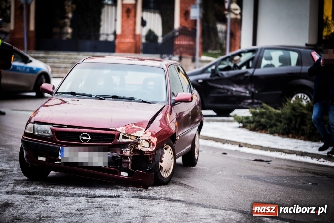 Zdjęcie w galerii na portalu naszraciborz.pl: Zderzenie opla i fiata przy szkole w Brzeziu  wiadomości z regionu