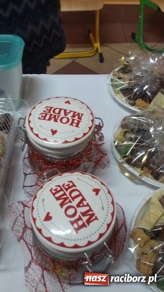 Zdjęcie w galerii na portalu naszraciborz.pl: Kiermasz świąteczny w Szkole Podstawowej nr 13  wiadomości z regionu