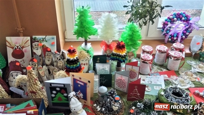 Zdjęcie w galerii na portalu naszraciborz.pl: Kiermasz świąteczny w Szkole Podstawowej nr 13  wiadomości z regionu
