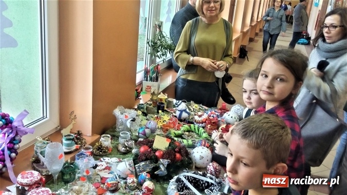 Zdjęcie w galerii na portalu naszraciborz.pl: Kiermasz świąteczny w Szkole Podstawowej nr 13  wiadomości z regionu