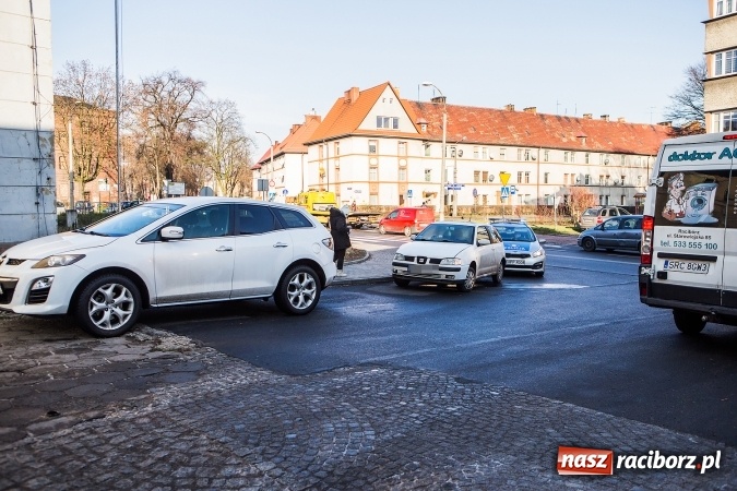 Zdjęcie w galerii na portalu naszraciborz.pl: Kolizja trzech samochodów na skrzyżowaniu Eichendorffa i Kościuszki wiadomości z regionu