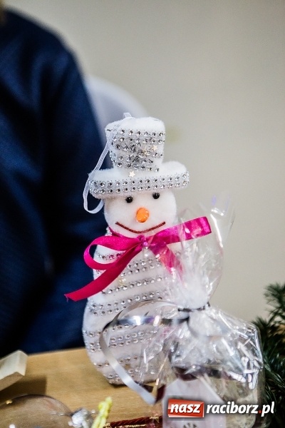 Zdjęcie w galerii na portalu naszraciborz.pl: Radosna Nowina, czyli jasełka i jarmark świąteczny w SP1 wiadomości z regionu