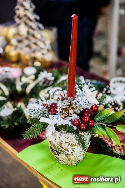 Zdjęcie w galerii na portalu naszraciborz.pl: Radosna Nowina, czyli jasełka i jarmark świąteczny w SP1 wiadomości z regionu