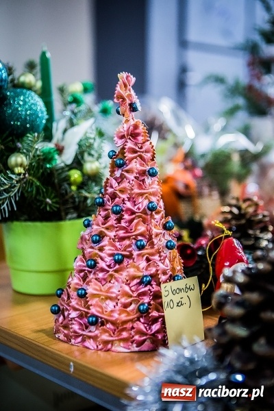 Zdjęcie w galerii na portalu naszraciborz.pl: Radosna Nowina, czyli jasełka i jarmark świąteczny w SP1 wiadomości z regionu