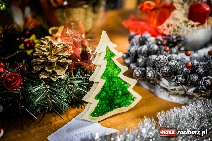 Zdjęcie w galerii na portalu naszraciborz.pl: Radosna Nowina, czyli jasełka i jarmark świąteczny w SP1 wiadomości z regionu