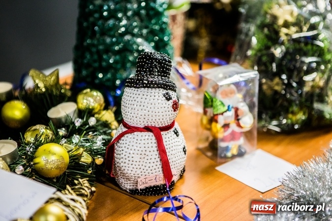 Zdjęcie w galerii na portalu naszraciborz.pl: Radosna Nowina, czyli jasełka i jarmark świąteczny w SP1 wiadomości z regionu