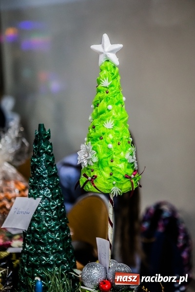 Zdjęcie w galerii na portalu naszraciborz.pl: Radosna Nowina, czyli jasełka i jarmark świąteczny w SP1 wiadomości z regionu