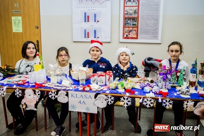 Zdjęcie w galerii na portalu naszraciborz.pl: Radosna Nowina, czyli jasełka i jarmark świąteczny w SP1 wiadomości z regionu