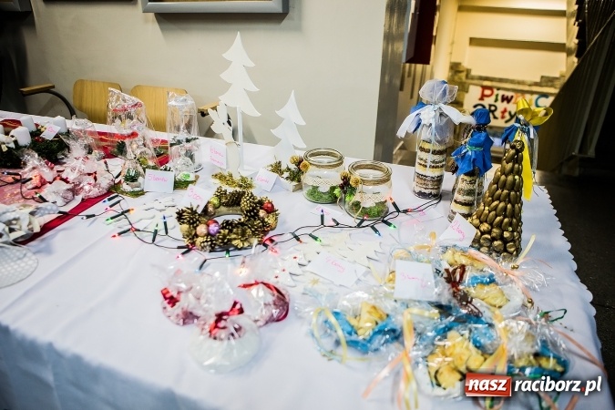 Zdjęcie w galerii na portalu naszraciborz.pl: Radosna Nowina, czyli jasełka i jarmark świąteczny w SP1 wiadomości z regionu