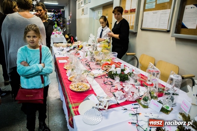 Zdjęcie w galerii na portalu naszraciborz.pl: Radosna Nowina, czyli jasełka i jarmark świąteczny w SP1 wiadomości z regionu