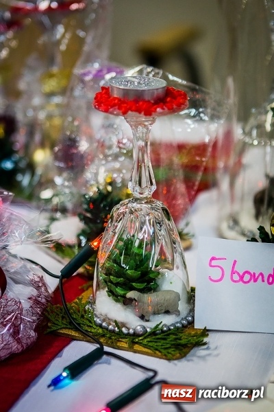 Zdjęcie w galerii na portalu naszraciborz.pl: Radosna Nowina, czyli jasełka i jarmark świąteczny w SP1 wiadomości z regionu