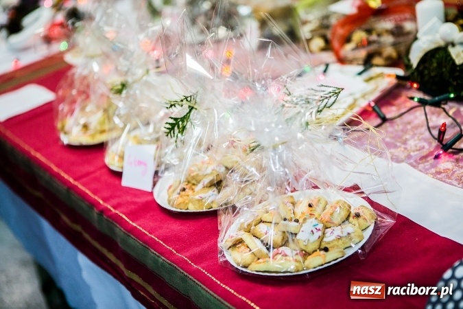 Zdjęcie w galerii na portalu naszraciborz.pl: Radosna Nowina, czyli jasełka i jarmark świąteczny w SP1 wiadomości z regionu