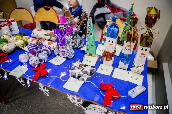 Zdjęcie w galerii na portalu naszraciborz.pl: Radosna Nowina, czyli jasełka i jarmark świąteczny w SP1 wiadomości z regionu