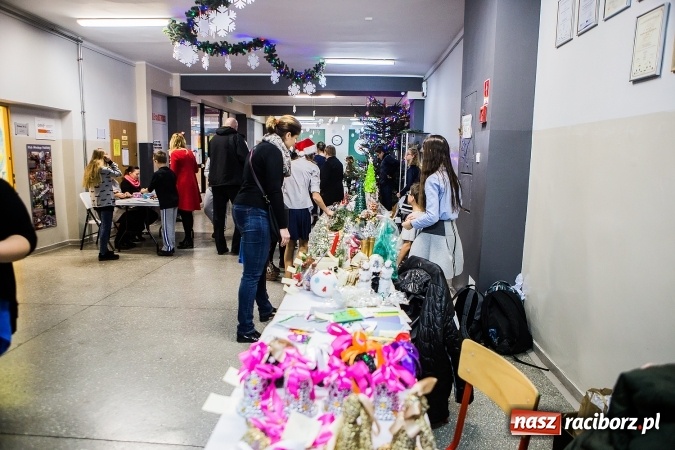 Zdjęcie w galerii na portalu naszraciborz.pl: Radosna Nowina, czyli jasełka i jarmark świąteczny w SP1 wiadomości z regionu