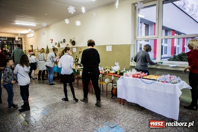 Zdjęcie w galerii na portalu naszraciborz.pl: Radosna Nowina, czyli jasełka i jarmark świąteczny w SP1 wiadomości z regionu
