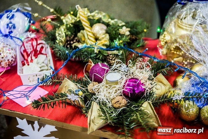 Zdjęcie w galerii na portalu naszraciborz.pl: Radosna Nowina, czyli jasełka i jarmark świąteczny w SP1 wiadomości z regionu