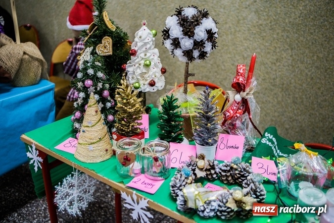 Zdjęcie w galerii na portalu naszraciborz.pl: Radosna Nowina, czyli jasełka i jarmark świąteczny w SP1 wiadomości z regionu