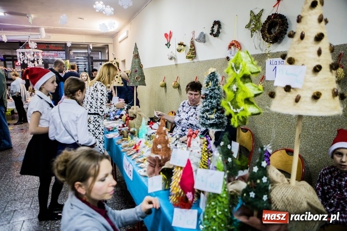 Zdjęcie w galerii na portalu naszraciborz.pl: Radosna Nowina, czyli jasełka i jarmark świąteczny w SP1 wiadomości z regionu