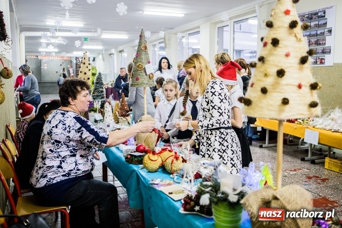 Zdjęcie w galerii na portalu naszraciborz.pl: Radosna Nowina, czyli jasełka i jarmark świąteczny w SP1 wiadomości z regionu