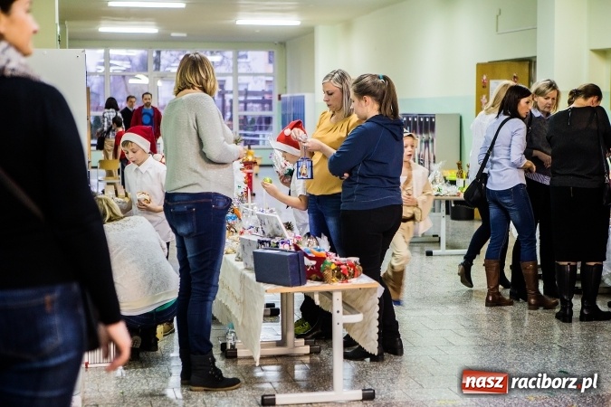 Zdjęcie w galerii na portalu naszraciborz.pl: Radosna Nowina, czyli jasełka i jarmark świąteczny w SP1 wiadomości z regionu