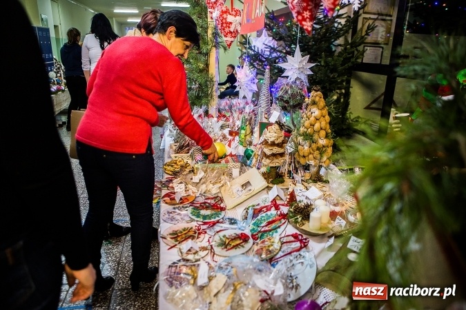 Zdjęcie w galerii na portalu naszraciborz.pl: Radosna Nowina, czyli jasełka i jarmark świąteczny w SP1 wiadomości z regionu
