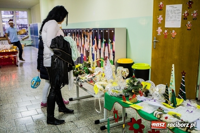 Zdjęcie w galerii na portalu naszraciborz.pl: Radosna Nowina, czyli jasełka i jarmark świąteczny w SP1 wiadomości z regionu