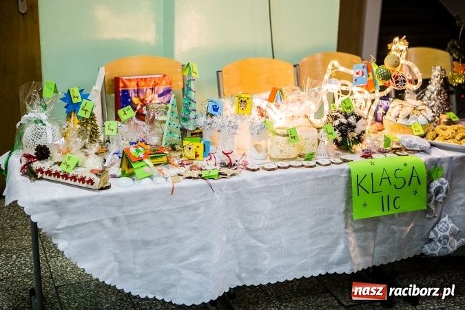 Zdjęcie w galerii na portalu naszraciborz.pl: Radosna Nowina, czyli jasełka i jarmark świąteczny w SP1 wiadomości z regionu