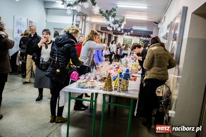 Zdjęcie w galerii na portalu naszraciborz.pl: Radosna Nowina, czyli jasełka i jarmark świąteczny w SP1 wiadomości z regionu