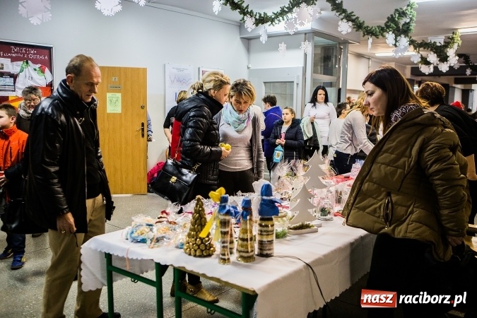 Zdjęcie w galerii na portalu naszraciborz.pl: Radosna Nowina, czyli jasełka i jarmark świąteczny w SP1 wiadomości z regionu