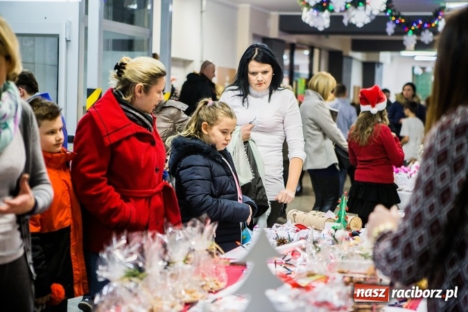 Zdjęcie w galerii na portalu naszraciborz.pl: Radosna Nowina, czyli jasełka i jarmark świąteczny w SP1 wiadomości z regionu