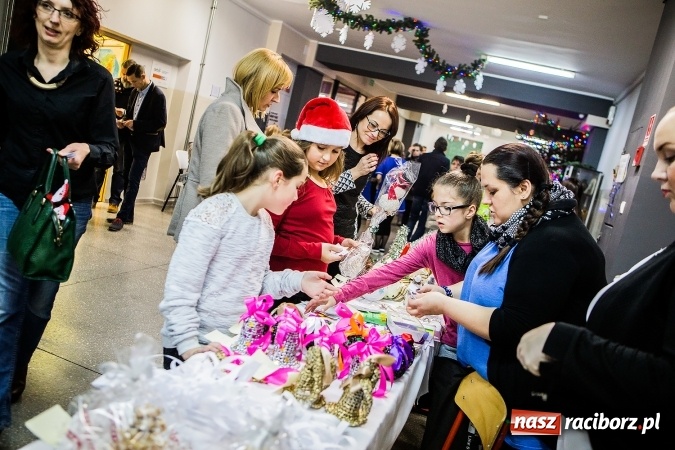 Zdjęcie w galerii na portalu naszraciborz.pl: Radosna Nowina, czyli jasełka i jarmark świąteczny w SP1 wiadomości z regionu