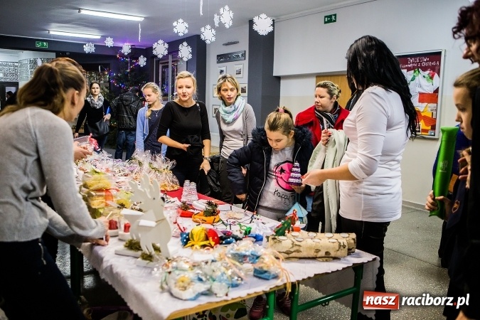 Zdjęcie w galerii na portalu naszraciborz.pl: Radosna Nowina, czyli jasełka i jarmark świąteczny w SP1 wiadomości z regionu