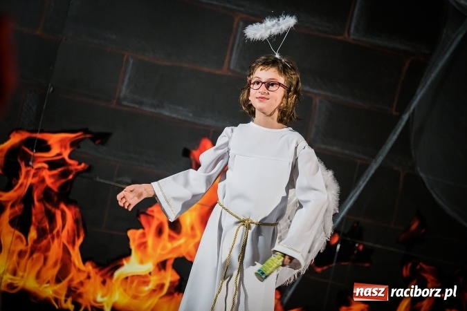 Zdjęcie w galerii na portalu naszraciborz.pl: Radosna Nowina, czyli jasełka i jarmark świąteczny w SP1 wiadomości z regionu