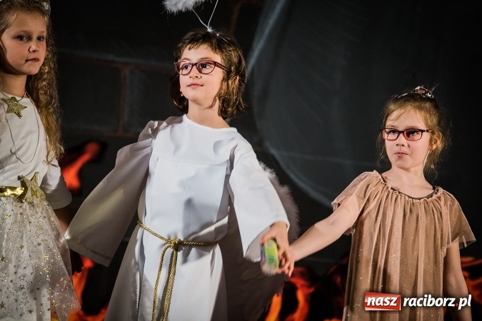 Zdjęcie w galerii na portalu naszraciborz.pl: Radosna Nowina, czyli jasełka i jarmark świąteczny w SP1 wiadomości z regionu