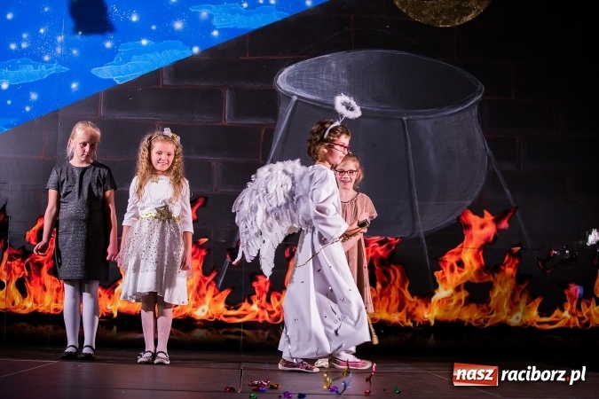 Zdjęcie w galerii na portalu naszraciborz.pl: Radosna Nowina, czyli jasełka i jarmark świąteczny w SP1 wiadomości z regionu