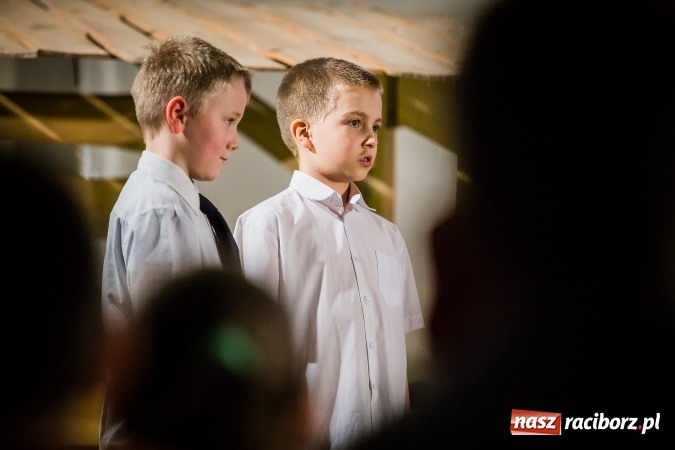 Zdjęcie w galerii na portalu naszraciborz.pl: Radosna Nowina, czyli jasełka i jarmark świąteczny w SP1 wiadomości z regionu