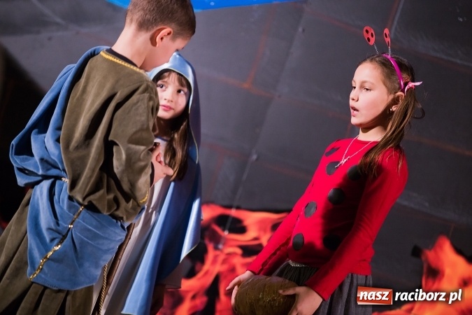 Zdjęcie w galerii na portalu naszraciborz.pl: Radosna Nowina, czyli jasełka i jarmark świąteczny w SP1 wiadomości z regionu