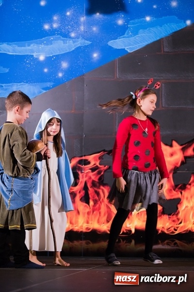 Zdjęcie w galerii na portalu naszraciborz.pl: Radosna Nowina, czyli jasełka i jarmark świąteczny w SP1 wiadomości z regionu