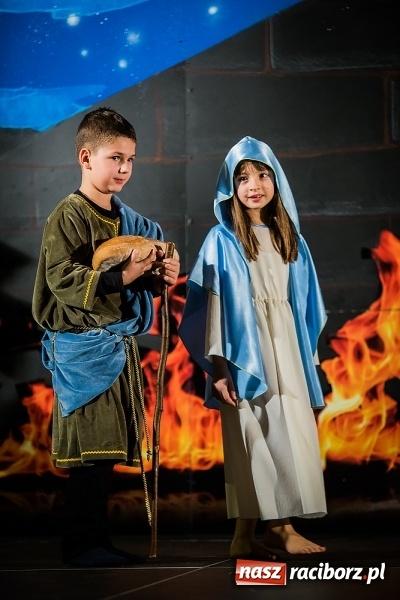 Zdjęcie w galerii na portalu naszraciborz.pl: Radosna Nowina, czyli jasełka i jarmark świąteczny w SP1 wiadomości z regionu