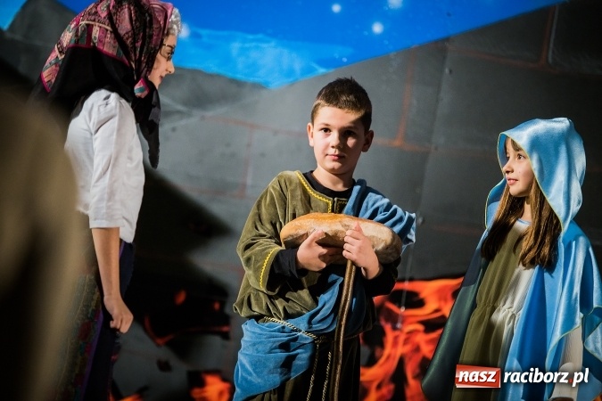 Zdjęcie w galerii na portalu naszraciborz.pl: Radosna Nowina, czyli jasełka i jarmark świąteczny w SP1 wiadomości z regionu