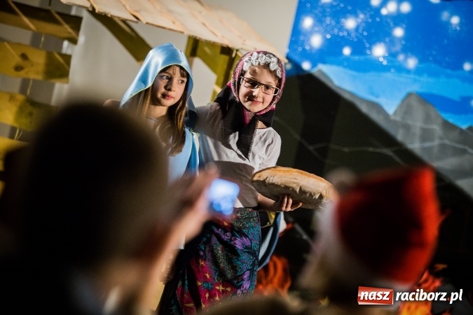 Zdjęcie w galerii na portalu naszraciborz.pl: Radosna Nowina, czyli jasełka i jarmark świąteczny w SP1 wiadomości z regionu