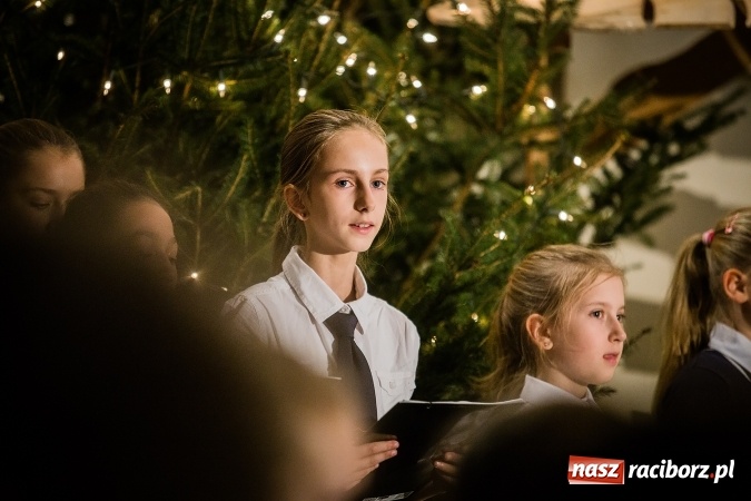 Zdjęcie w galerii na portalu naszraciborz.pl: Radosna Nowina, czyli jasełka i jarmark świąteczny w SP1 wiadomości z regionu