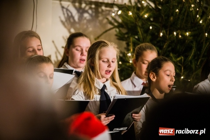 Zdjęcie w galerii na portalu naszraciborz.pl: Radosna Nowina, czyli jasełka i jarmark świąteczny w SP1 wiadomości z regionu