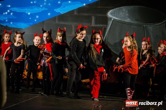 Zdjęcie w galerii na portalu naszraciborz.pl: Radosna Nowina, czyli jasełka i jarmark świąteczny w SP1 wiadomości z regionu