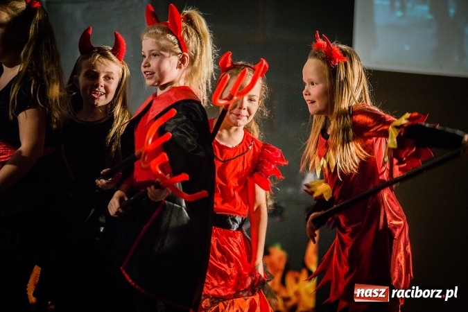 Zdjęcie w galerii na portalu naszraciborz.pl: Radosna Nowina, czyli jasełka i jarmark świąteczny w SP1 wiadomości z regionu